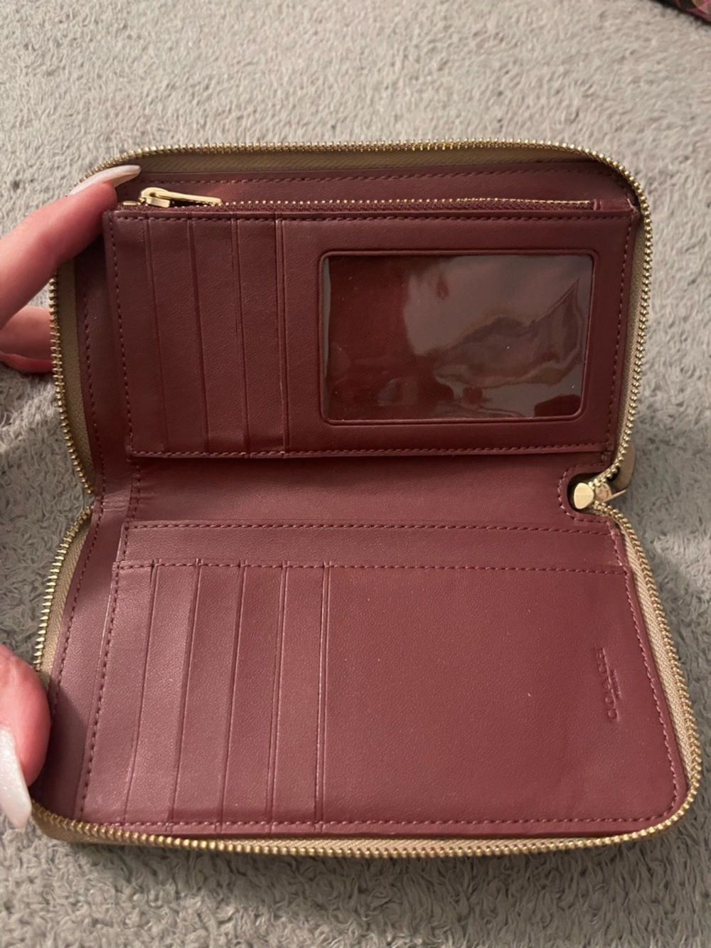 Coach Pebbled Leather Zip Wallet in Light Beige with Gold Hardware - Picture 4 of 8